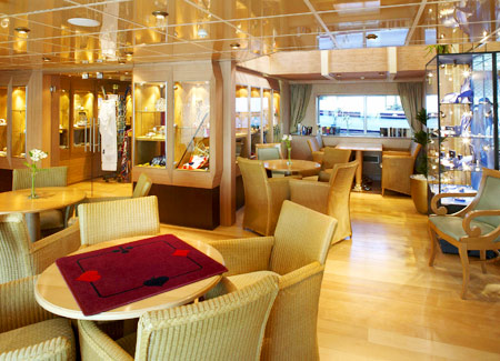 UNIWORLD<br>Danube Holiday Markets<br>River Empress