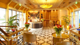 UNIWORLD<br>Danube Holiday Markets<br>River Empress