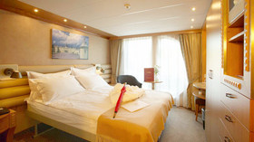 UNIWORLD<br>Danube Holiday Markets<br>River Empress