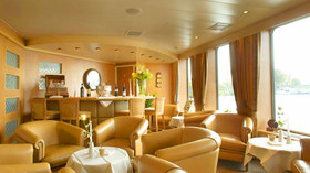 UNIWORLD<br>Danube Holiday Markets<br>River Empress