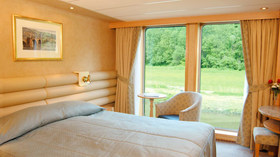 UNIWORLD<br>Danube Holiday Markets<br>River Empress