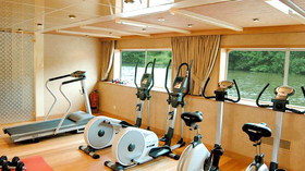 UNIWORLD<br>Danube Holiday Markets<br>River Empress