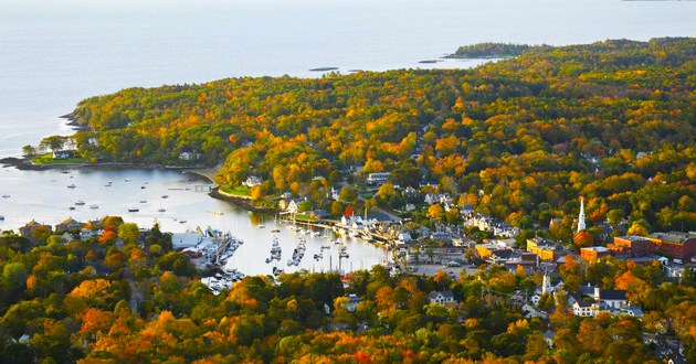 2 Twin beds, harbor view, at Camden Harbour Inn