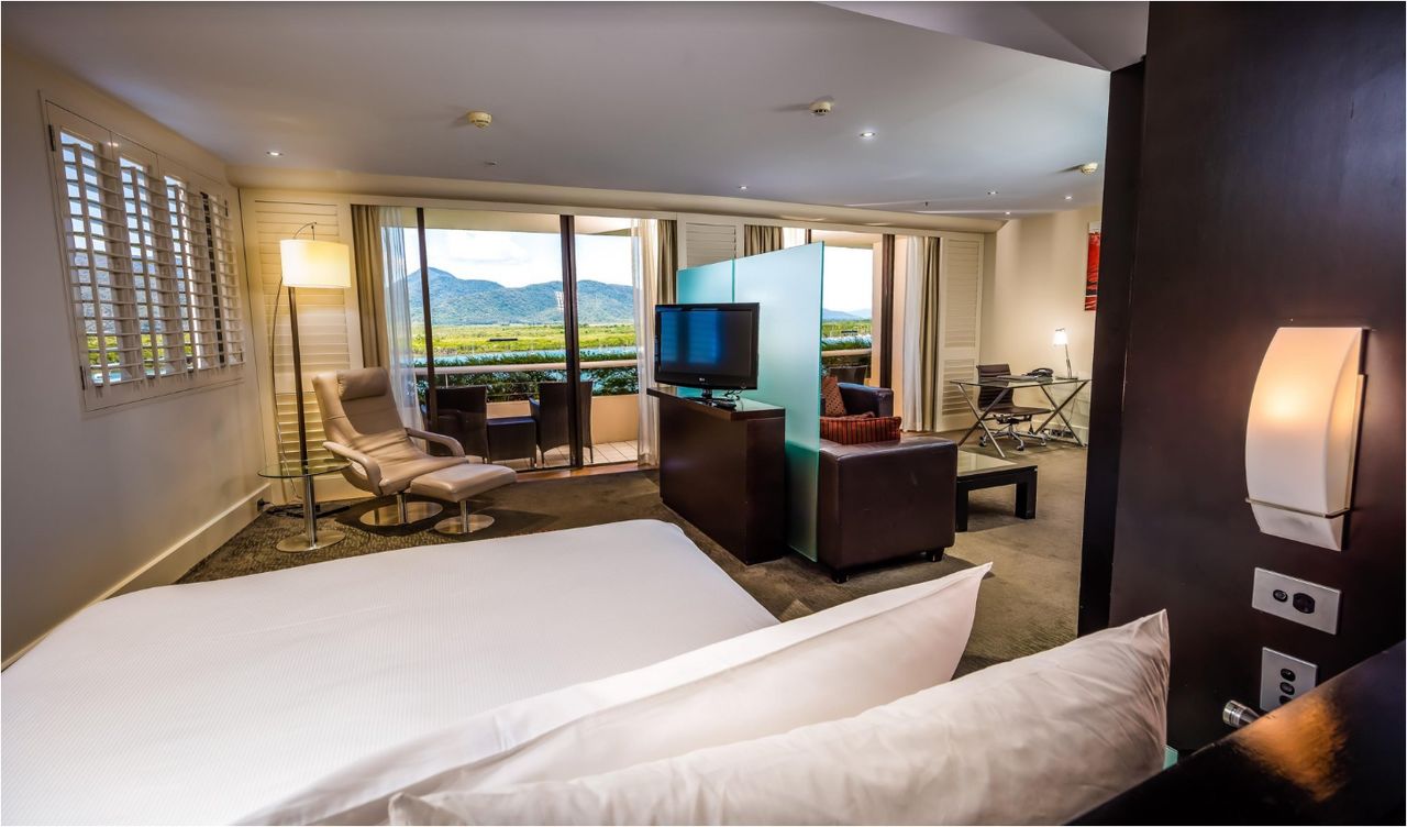 Hilton Cairns