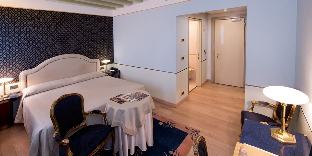 Hotel Monaco & Grand Canal