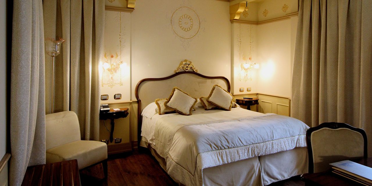 Hotel Monaco & Grand Canal