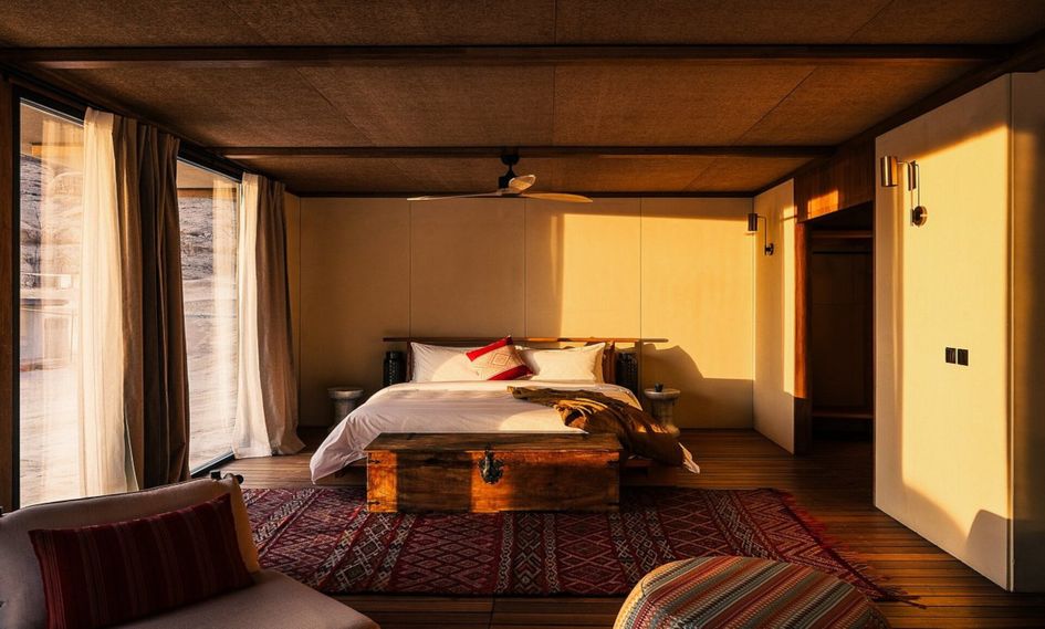 Habitación de hotel integrada en el paisaje de AlUla, imagen representativa